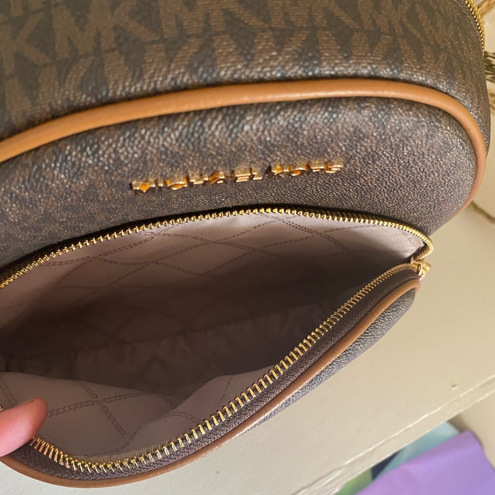 Brand new Micheal kors backpack 🔥👌🏼 - Picture 2 of 7